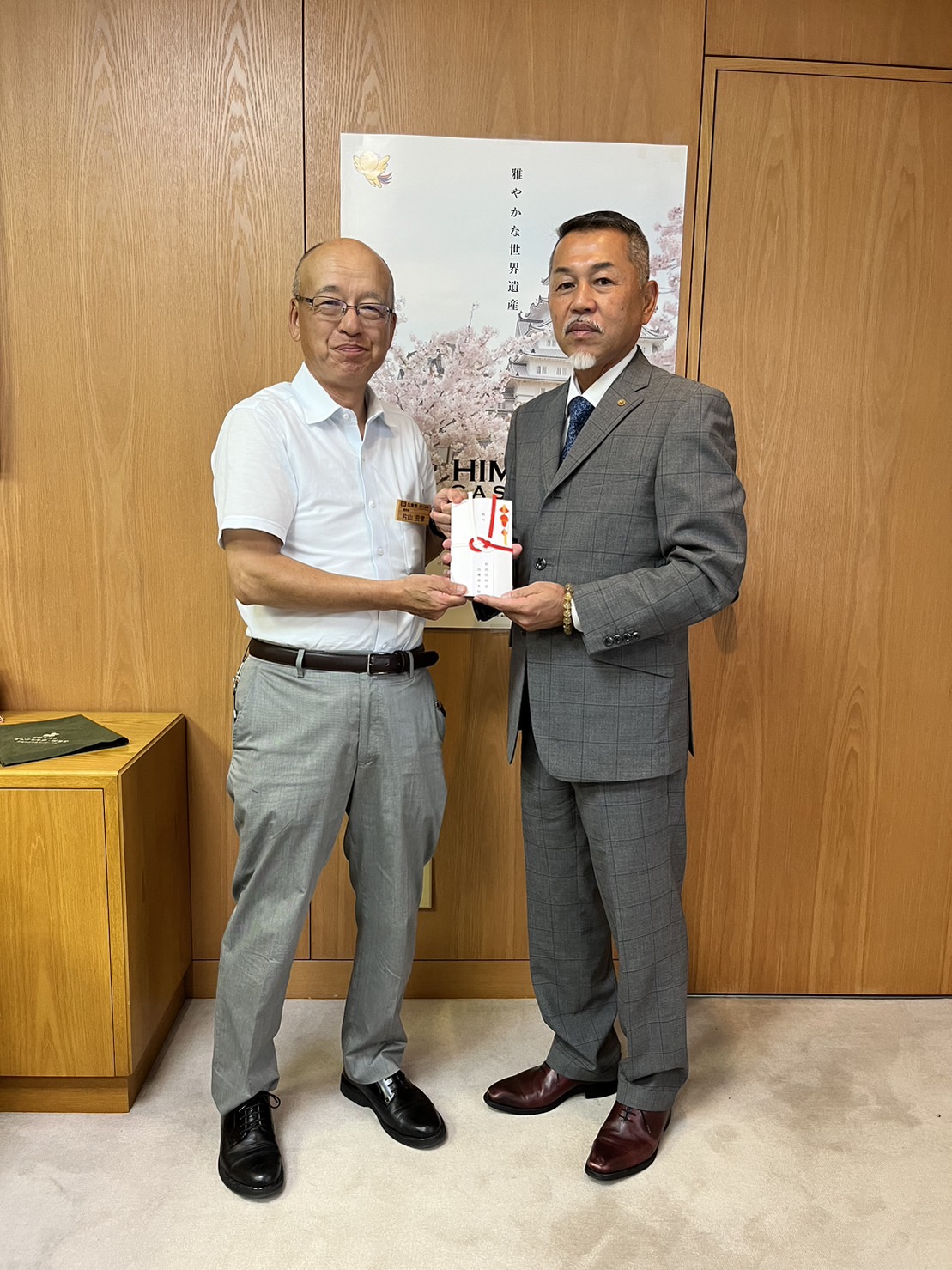 兵庫県片山副知事に訪問し、「ふるさと兵庫」へ寄付活動を行いました。